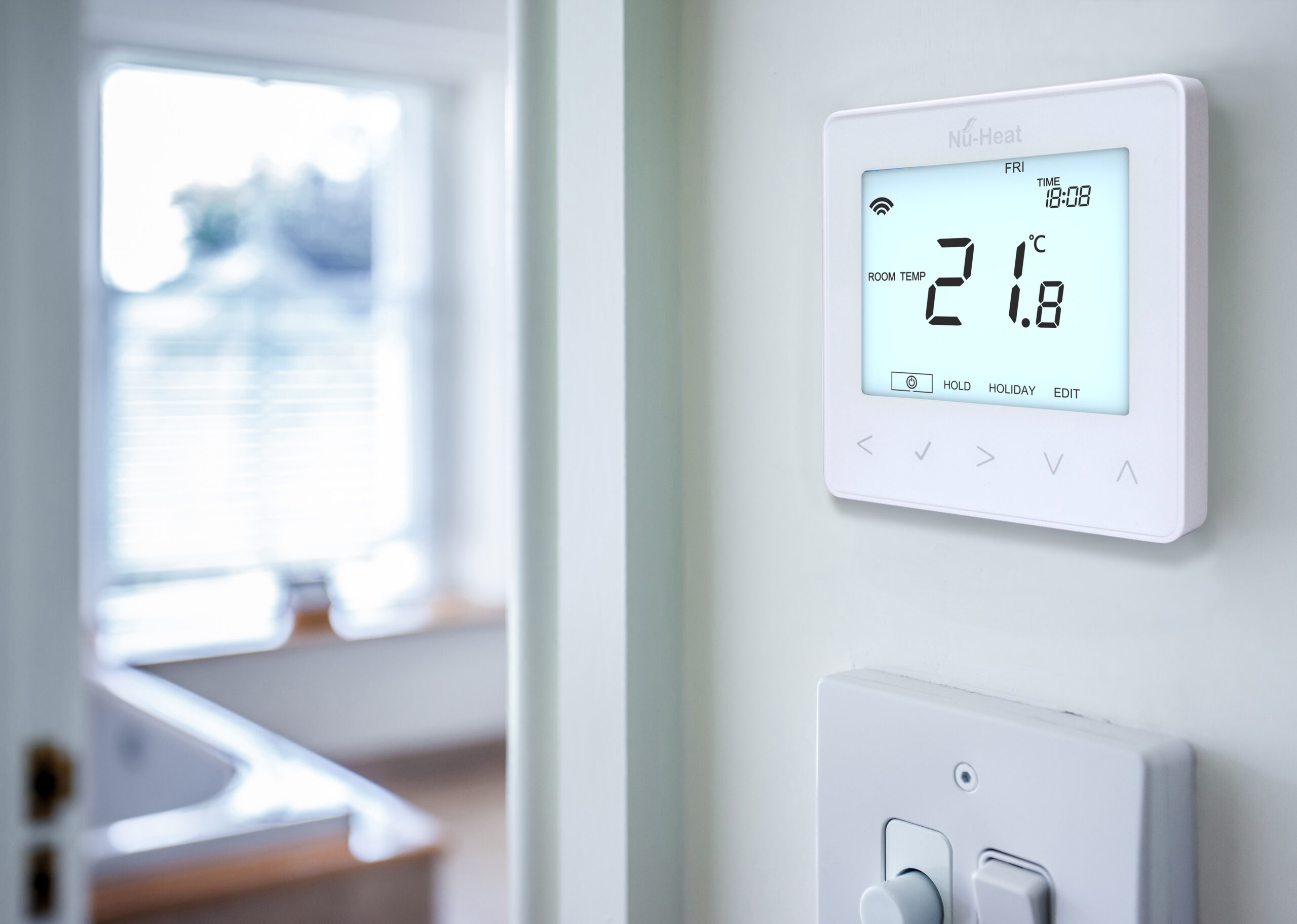 Thermostat. Siemens RDF310.2/mm. Термостат HVAC для теплого пола. Панель управления теплым полом. Красивые терморегуляторы для теплого пола.